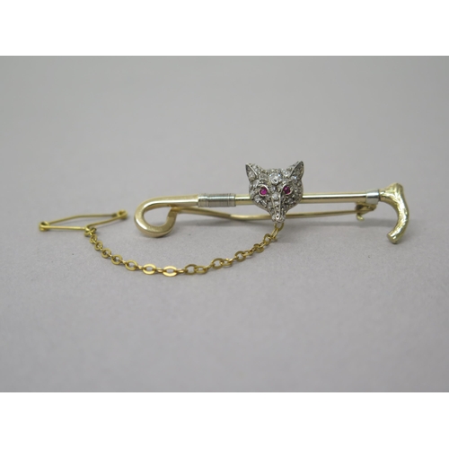 180 - A 14ct yellow gold (hallmarked) bar brooch in the shape of a riding crop with fox's head set with di... 