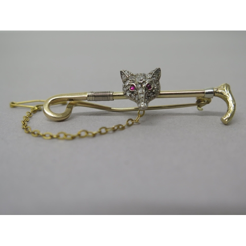 180 - A 14ct yellow gold (hallmarked) bar brooch in the shape of a riding crop with fox's head set with di... 