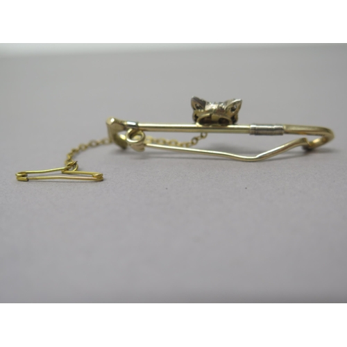 180 - A 14ct yellow gold (hallmarked) bar brooch in the shape of a riding crop with fox's head set with di... 