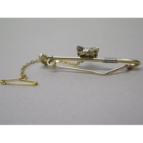 180 - A 14ct yellow gold (hallmarked) bar brooch in the shape of a riding crop with fox's head set with di... 