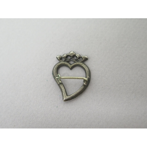 184 - A Georgian silver and paste heart brooch set with white, red and green paste stones - approx 3cm - w... 