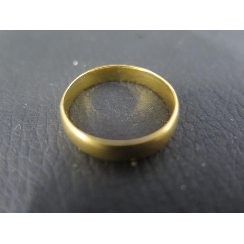 194 - A 22ct yellow gold wedding band - approx weight 4.86 grams