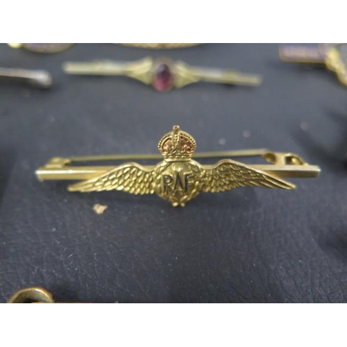 199 - Assorted brooches, mostly gilt metal, some military - 10 in the lot