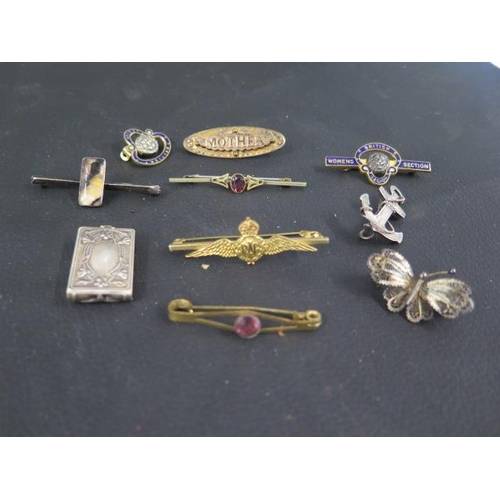 199 - Assorted brooches, mostly gilt metal, some military - 10 in the lot