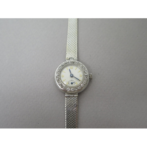 231A - A ladies Hydepark Watch Co 18ct white gold (hallmarked) cased bracelet watch - round case approx 23m... 