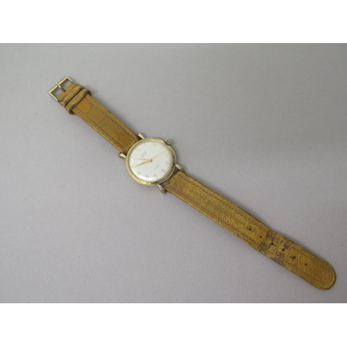 237 - A gents 9ct yellow gold (hallmarked) cased Vertex Revue wristwatch - round case approx 33mm with ori... 