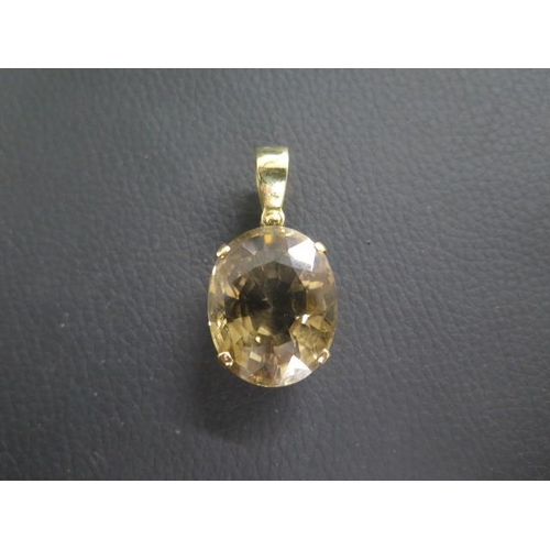 24 - An 18ct (tested) yellow gold and smokey quartz drop pendant, oval shaped quartz approx 2.5cm x 2cm -... 