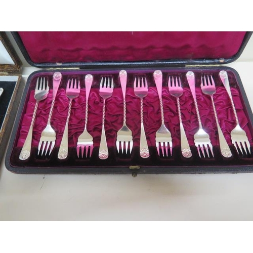 284 - A set of 12 silver fruit forks, Martin & Hall, Sheffield 1894 - each approx 11cm - in original fitte... 