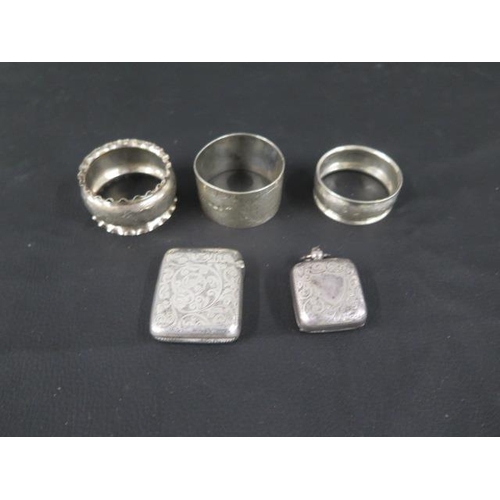 300 - An Edwardian silver Sovereign case, Birmingham 1908, plate and spring missing - approx 3cm x 3cm - w... 