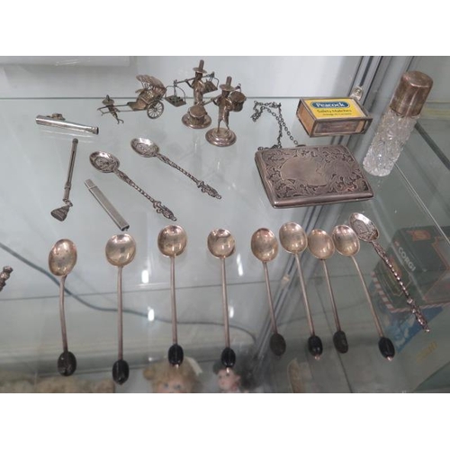 302 - Assorted silver items to include: A set of eight Edwardian coffee bean spoons, an Edwardian match bo... 