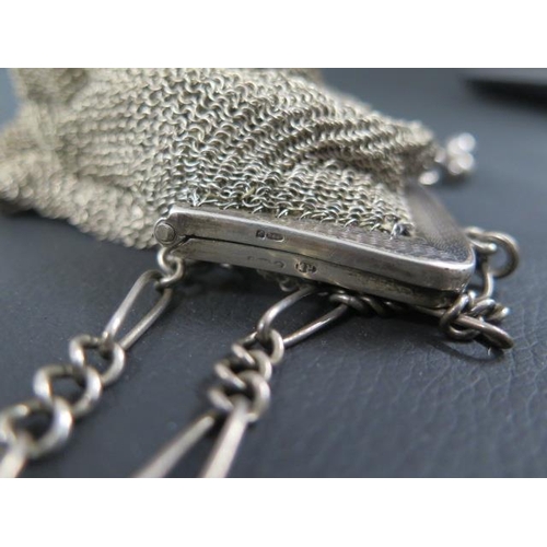 309 - A silver ladies mesh evening bag, hallmarked, approx 14cm with hallmarked silver chain - total weigh... 