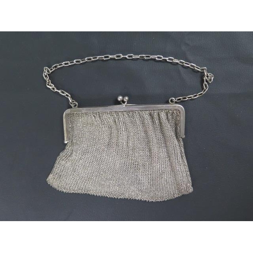 310 - A silver ladies mesh evening bag, hallmarked - approx 14cm - with hallmarked silver chain - weight a... 