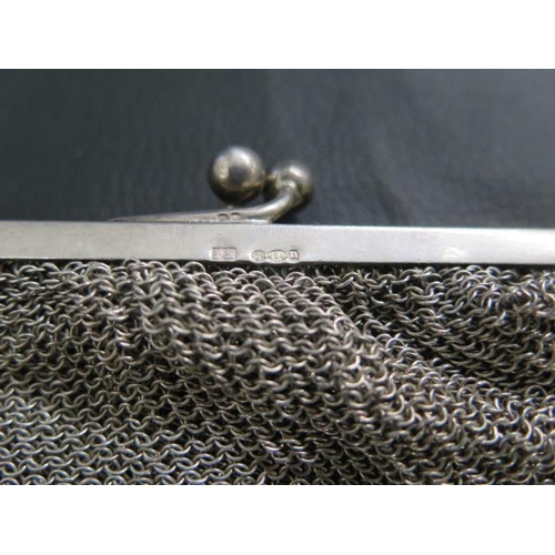 310 - A silver ladies mesh evening bag, hallmarked - approx 14cm - with hallmarked silver chain - weight a... 