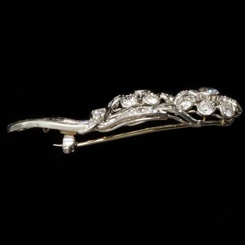 3A - A stunning platinum and diamond flower brooch, set with round brilliant cut and baguette diamonds - ... 