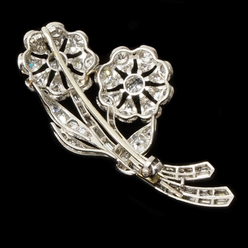 3A - A stunning platinum and diamond flower brooch, set with round brilliant cut and baguette diamonds - ... 