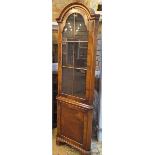 516 - A good quality 20th century burr walnut corner cupboard - in good condition - Height 190cm