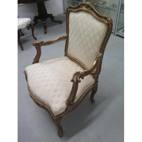 517 - A good quality gilt armchair with out swept arms, a serpentine front and cabriole legs - in nice con... 