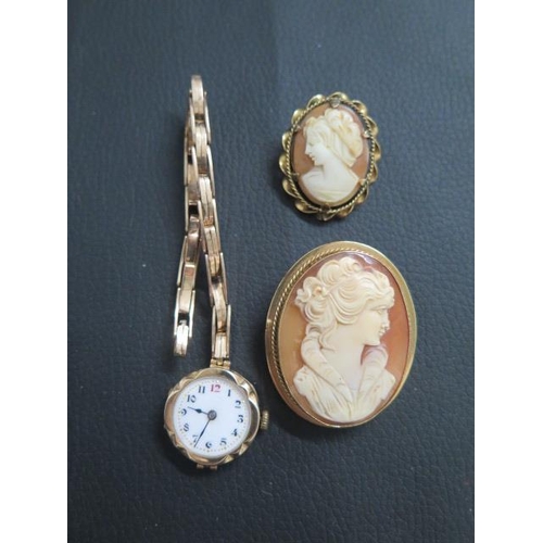 66 - A 1920's ladies 9ct gold cased wristwatch with 9ct gold sprung bracelet - case approx 2.2cm - workin... 