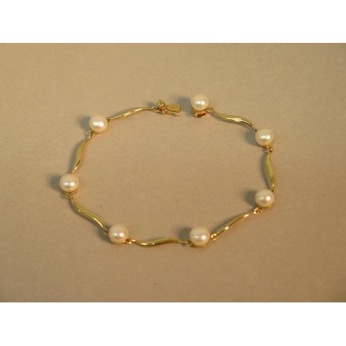 70 - An 18ct yellow gold hallmarked Mikura cultured freshwater pearl bracelet with certificate - approx 1... 