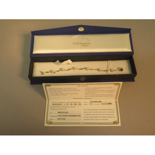 70 - An 18ct yellow gold hallmarked Mikura cultured freshwater pearl bracelet with certificate - approx 1... 