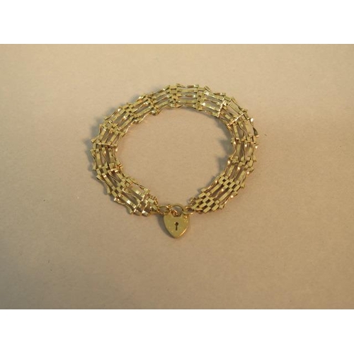 81 - A 9ct yellow gold (hallmarked) gate link bracelet with heart lock - weight approx 6.1 grams