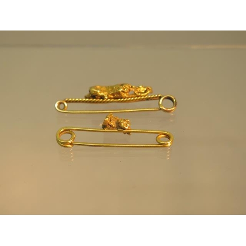 86 - Two high grade gold (tested) natural ingot brooches - pins lower grade - approx 3.25cm and 4cm - tot... 