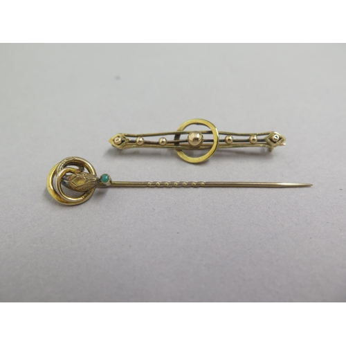 30 - A 9ct yellow gold tie pin in the form of a snake set with jade - approx 6.5cm - weight approx 2.2 gr... 