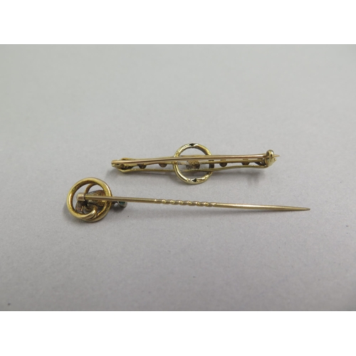 30 - A 9ct yellow gold tie pin in the form of a snake set with jade - approx 6.5cm - weight approx 2.2 gr... 