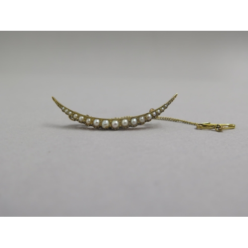 203 - A Victorian 15ct (un hallmarked but tested) crescent brooch set with pearls - approx 45cm - approx w... 