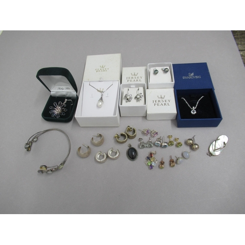 107 - Silver jewellery to include earrings, pendant etc