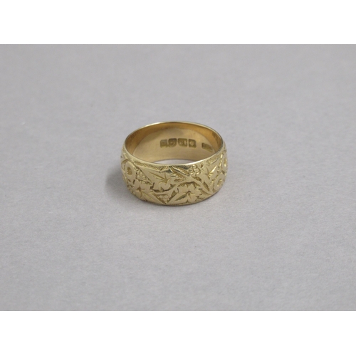 165 - An 18ct yellow gold (hallmarked) band with chased decoration - ring size Q - approx weight 9.4 grams