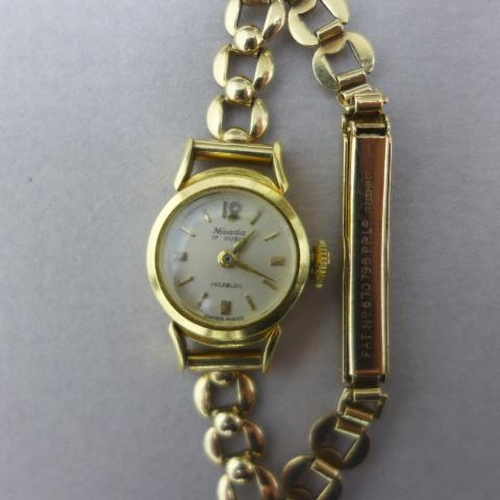 251 - A ladies 18ct yellow gold cased (hallmarked) Nivada bracelet watch - round case approx 16cm with 9ct... 