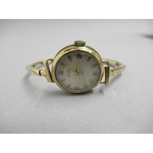 263 - A ladies 9ct yellow gold hallmarked cased Smiths Astral wristwatch, 23mm round case, with gold colou... 