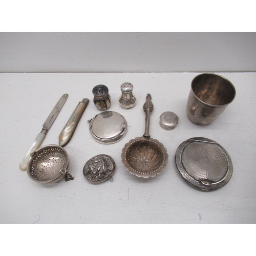 302 - Assorted silver items - two powder compact, pepper shakers, cup, tea strainers, fruit knife, locket ... 