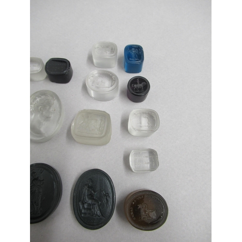 352 - James Tassie Intaglio seals - a collection of 17 clear and coloured