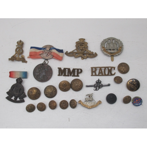 442 - Assorted military badges and buttons etc,