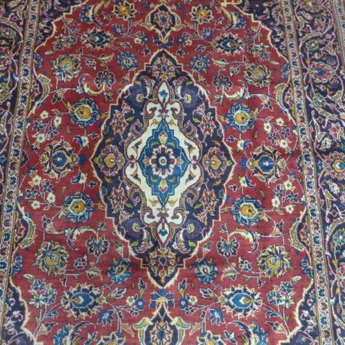 490 - A Kashan hand knotted woollen rug - 2.15m x 1.05m