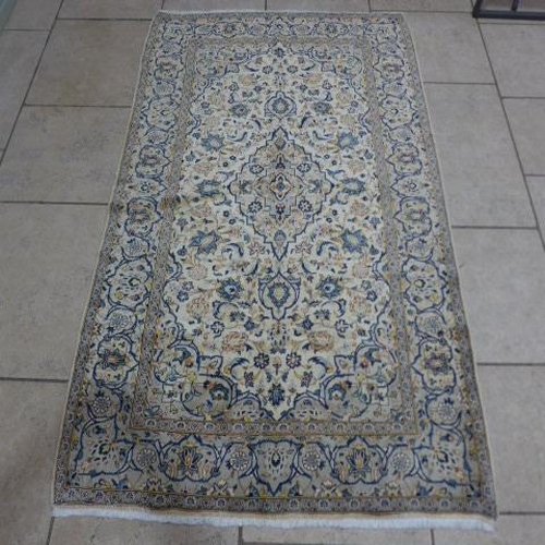 493 - A Kashan hand knotted woollen rug - 2.70m x 1.52m