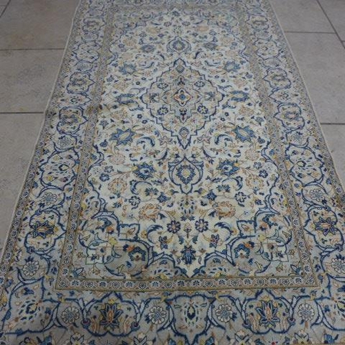 493 - A Kashan hand knotted woollen rug - 2.70m x 1.52m