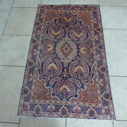 495 - A Kashan hand knotted woollen rug - 2.18m x 1.30m