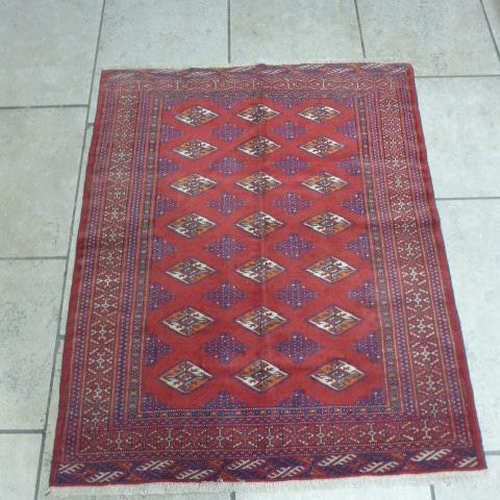 496 - A Turkman hand knotted woollen rug - 1.66m x 1.30m