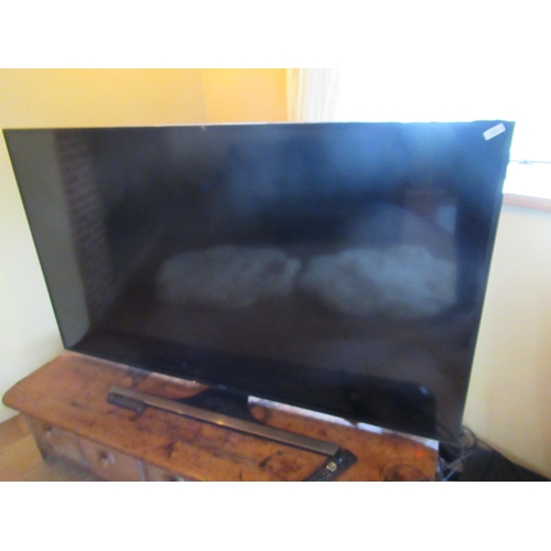 530 - A Samsung flatscreen 65 inch TV together with a Samsung sound bar - in good working order