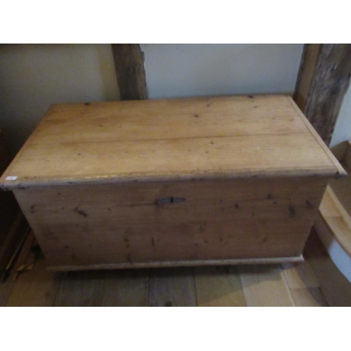 556 - A pine toy/storage box