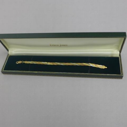 68 - A 9ct tri colour gold (hallmarked) bracelet 19cm - approx weight 6.2 grams - good overall condition