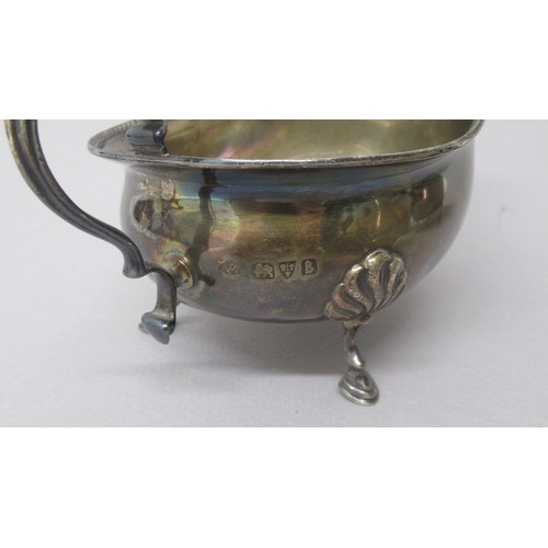 320 - Silver items inc: A pair of sauce boats, Chester 1928, salt with spoon, pepper shaker, sugar shaker ... 