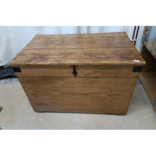 546 - A 19th century pine trunk - Width 93cm x Height 62cm x Width 57cm