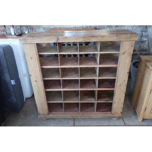 551A - A pine bookcase