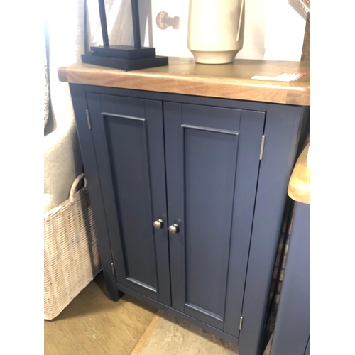 543 - Harrogate shoe cabinet. Pained blue with oak top finish. Ex display

Solid Wood Frame
4 Angled Shoe ... 