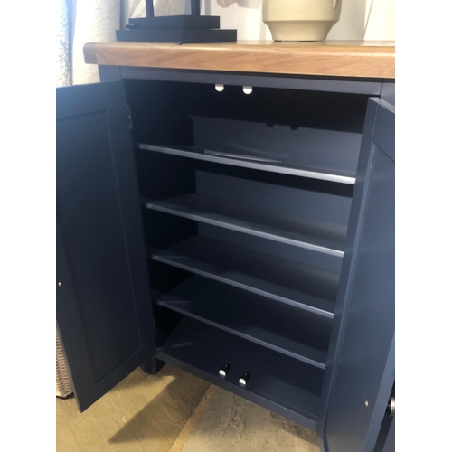 543 - Harrogate shoe cabinet. Pained blue with oak top finish. Ex display

Solid Wood Frame
4 Angled Shoe ... 