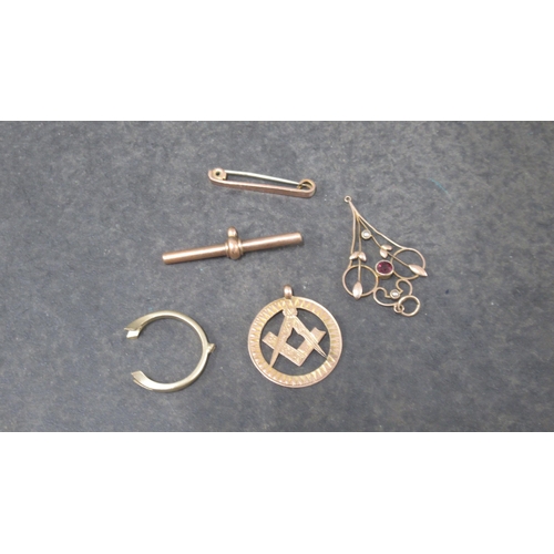 101 - 9ct gold (hallmarked) to include a masonic pendant, T bar for watch chain, a pendant with garnet - t... 